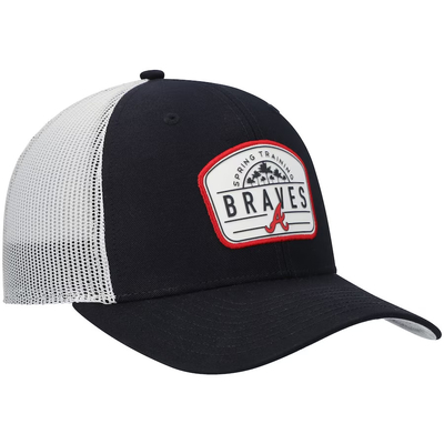 Topi logo bergaris bergelombang dengan mahkota profil tinggi
