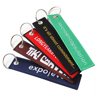 Customized Double Side Woven Fabric Embroidery Keychain dengan Flight Key Ring